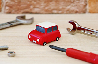 ミニカーと工具の写真