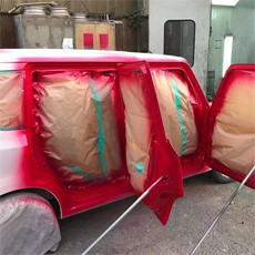 自動車の塗装中の画像