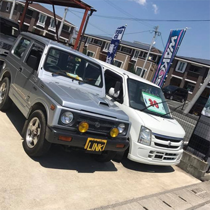 中古車が店頭に並んでいる写真
