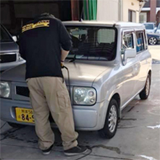 自動車整備中の写真